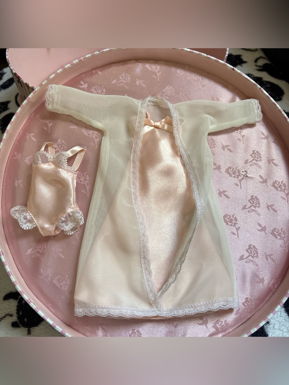 Vtg Tiny kitty collier box w earrings Sheer Pink Satin Nightgown lingerie doll - Picture 2 of 16